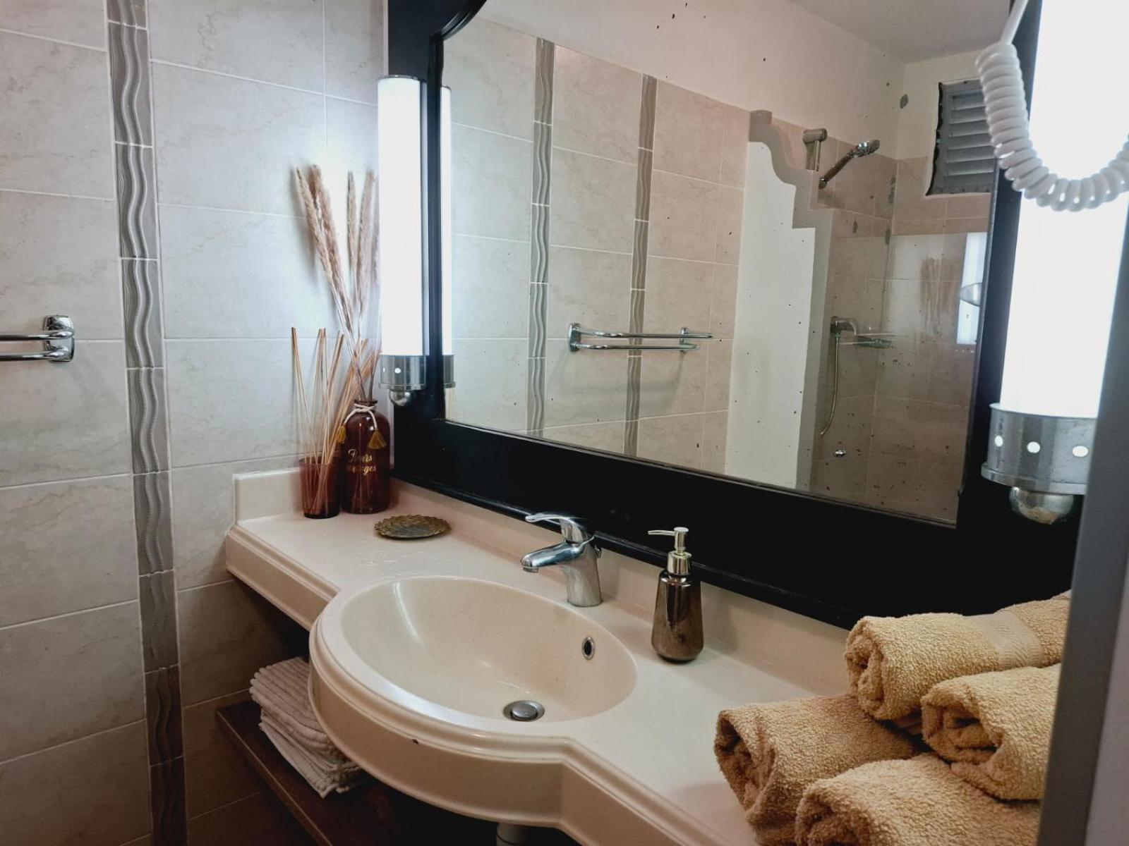 Studio dans village vacances accès plage privée Sainte-Anne  Extérieur photo